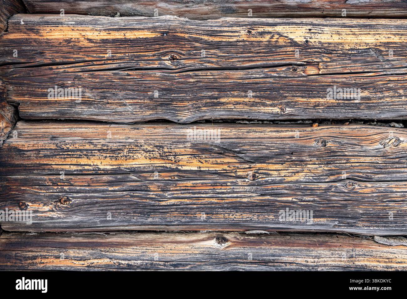 Planches de bois altérées montrant des signes d'âge et de pourriture créant une texture rustique Banque D'Images