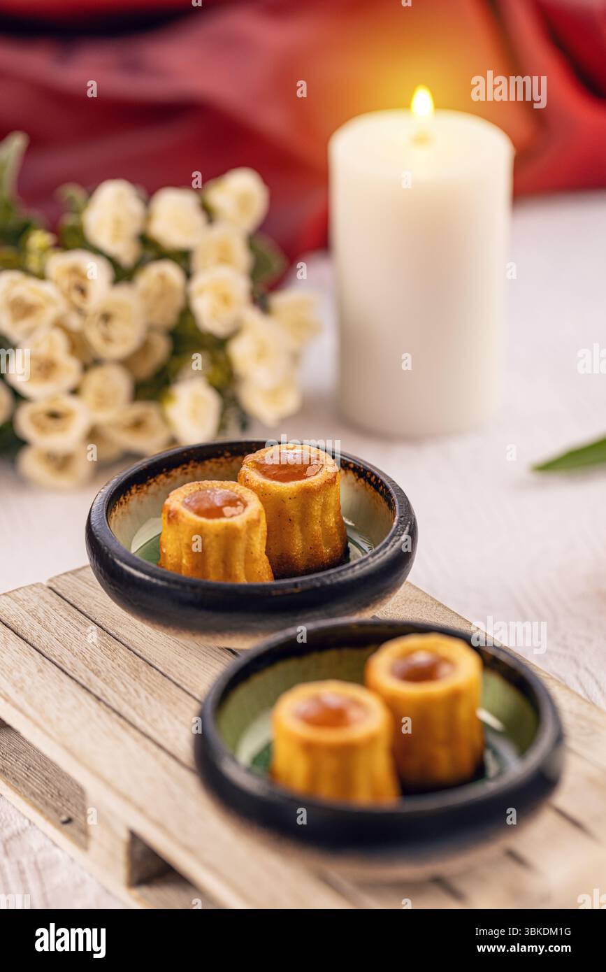 Petits gâteaux garnis de caramel servis sur palette miniature Banque D'Images