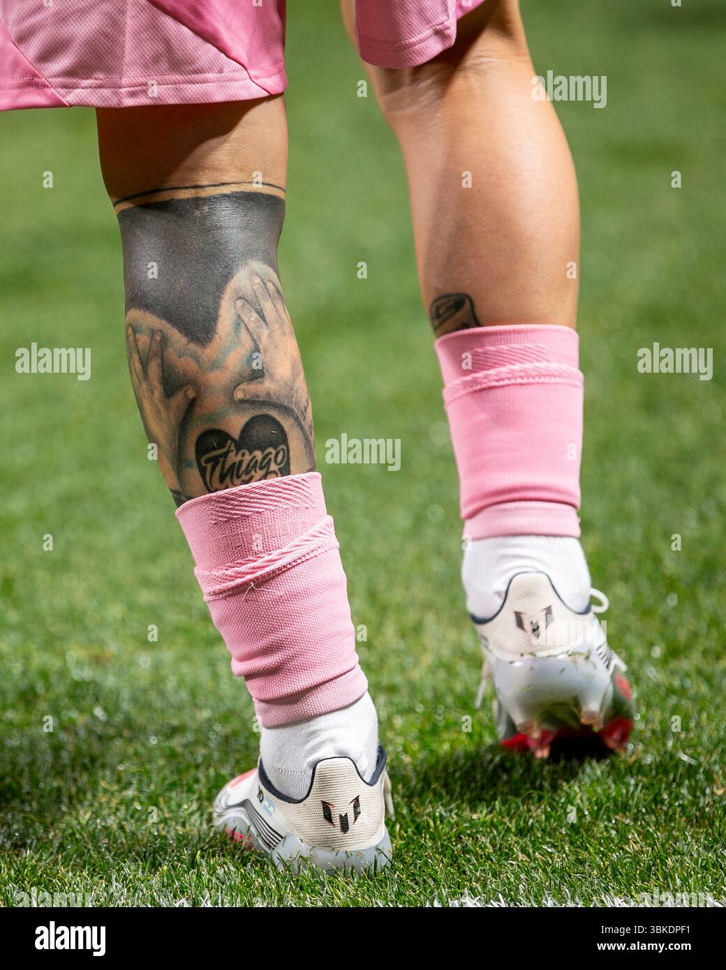Atlanta, États-Unis. 19 juin 2025. Vue détaillée du tatouage et des crampons de l'attaquant de l'Inter Miami CF Lionel Messi (10) lors des échauffements avant le match de la Coupe du monde des clubs de la FIFA contre le FC Porto au Mercedes-Benz Stadium d'Atlanta, Géorgie, le 19 juin 2025. (Photo de Kindell Buchanan/Sipa USA) crédit : Sipa USA/Alamy Live News Banque D'Images