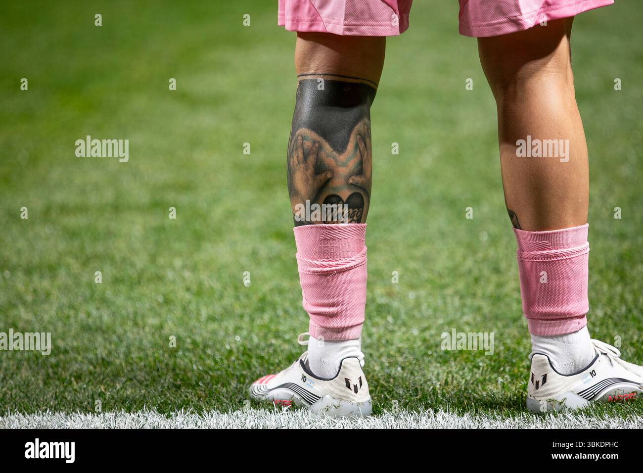 Atlanta, États-Unis. 19 juin 2025. Vue détaillée du tatouage et des crampons de l'attaquant de l'Inter Miami CF Lionel Messi (10) lors des échauffements avant le match de la Coupe du monde des clubs de la FIFA contre le FC Porto au Mercedes-Benz Stadium d'Atlanta, Géorgie, le 19 juin 2025. (Photo de Kindell Buchanan/Sipa USA) crédit : Sipa USA/Alamy Live News Banque D'Images