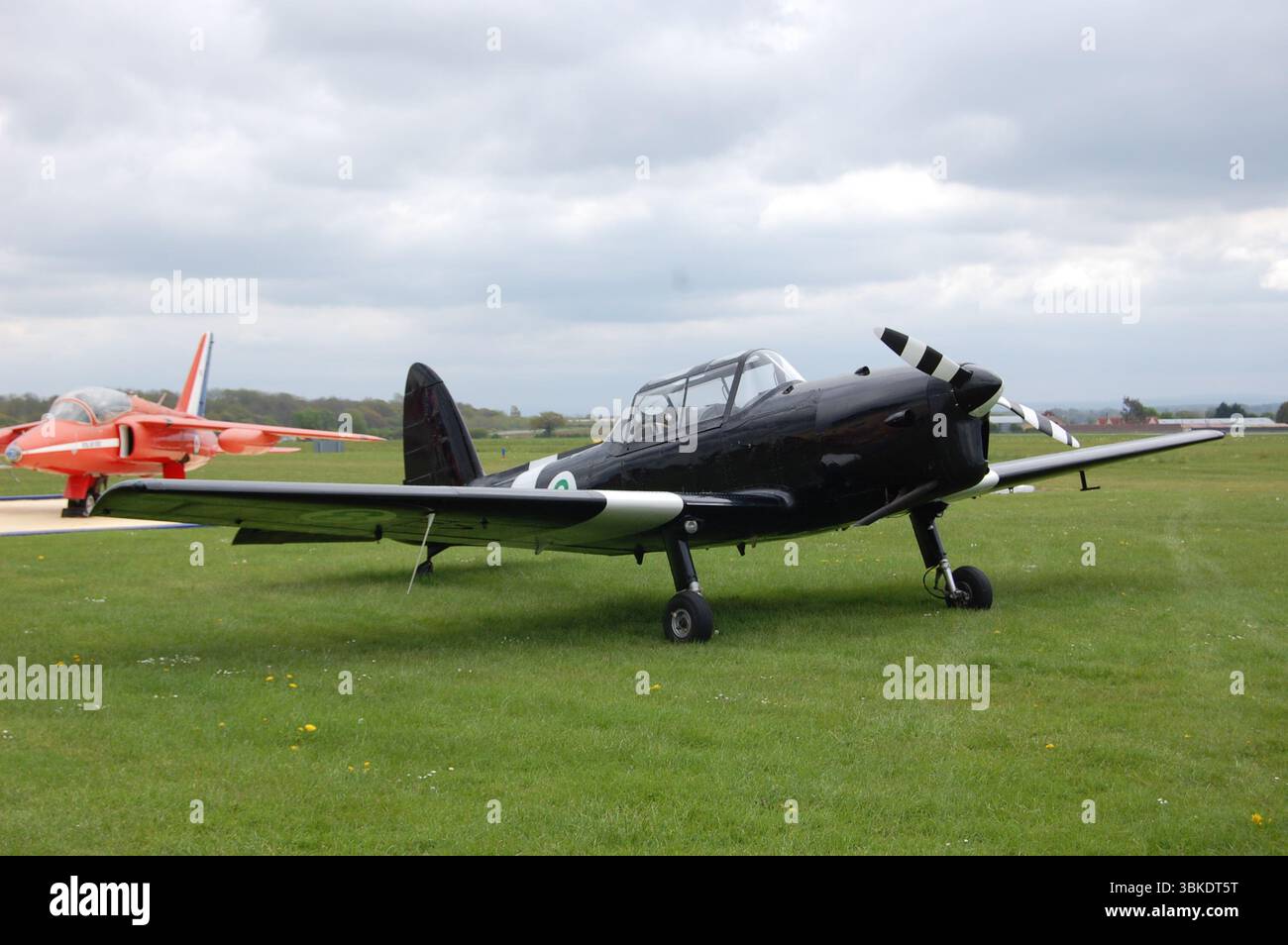 G-ALPO, DHC-1 Chipmunk ex-RAF entraîneur à l'aéroport de Cotswold, Kemble, Royaume-Uni Banque D'Images