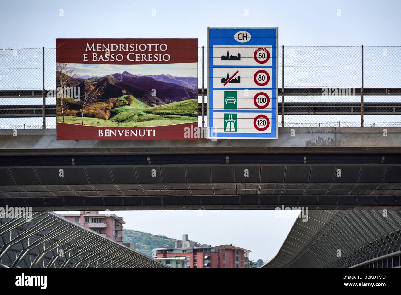 Suisse - 15 juin 2025 : panneau de limitation de vitesse à une frontière suisse avec des limitations de vitesse pour les villes, les routes de campagne et les autoroutes - instructions claires pour respecter la vitesse autorisée dans la circulation. *** Tempolimitschild an einer Schweizer Grenze mit Geschwindigkeitsangaben für Ortschaften, Landstraßen und Autobahnen klare Hinweise für einhalten der zulässigen Geschwindigkeit im Verkehr. Banque D'Images