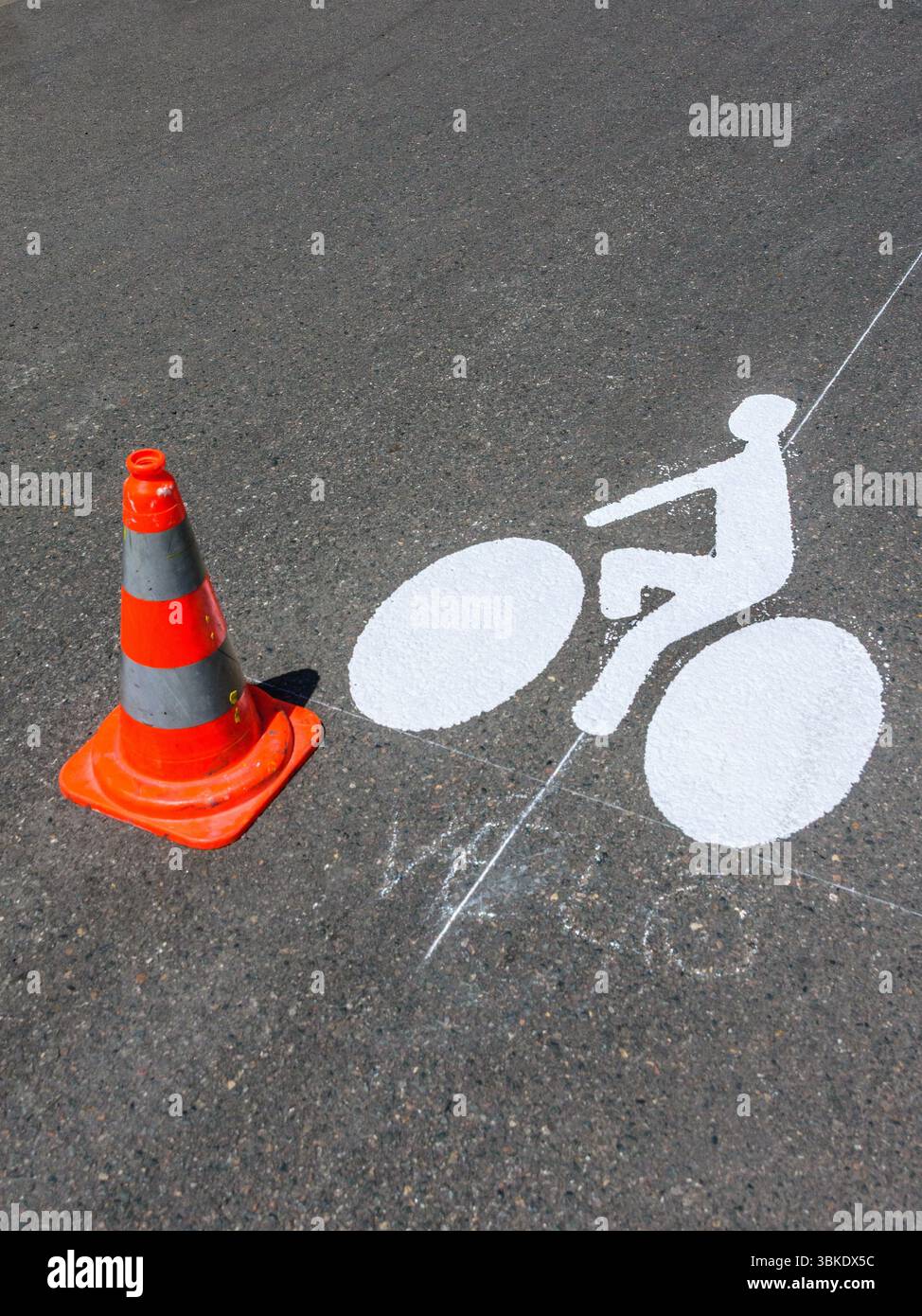 Fraîchement peint symbole cycliste reconnu internationalement sur la surface de la route - centre de Tours, Indre-et-Loire (37), France. Banque D'Images