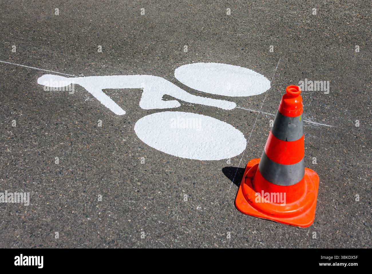 Fraîchement peint symbole cycliste reconnu internationalement sur la surface de la route - centre de Tours, Indre-et-Loire (37), France. Banque D'Images
