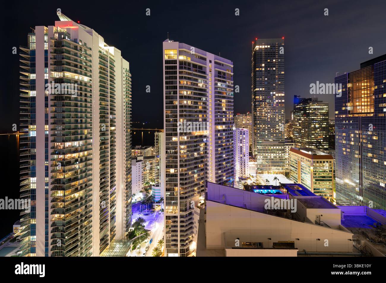 Les lumières nocturnes vibrantes du quartier Brickell de Miami, mettant en valeur les gratte-ciel modernes et l'énergie urbaine. Banque D'Images