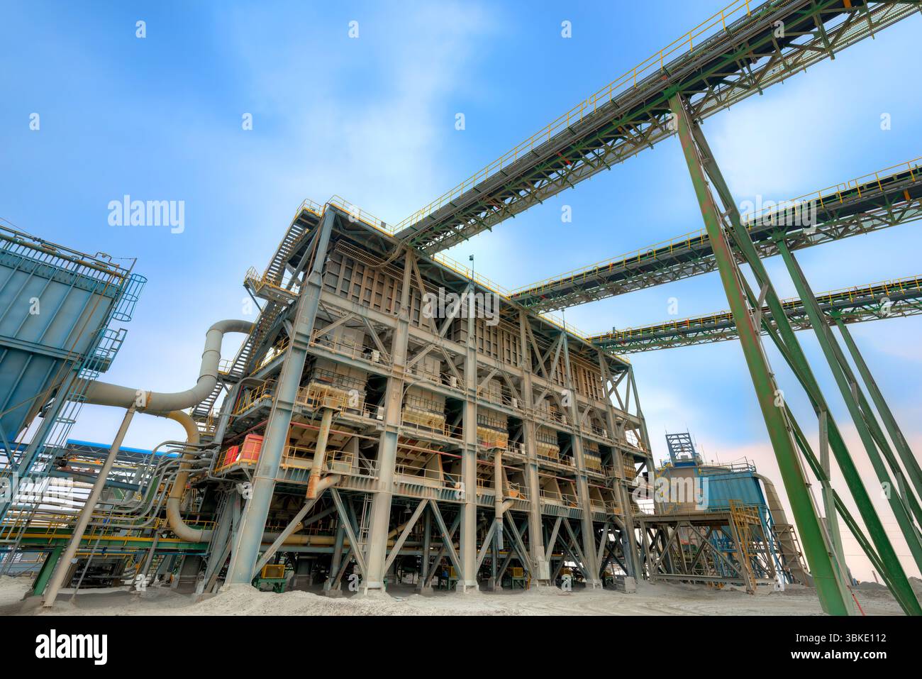 L'usine de concassage et les bandes transporteuses d'une mine de cuivre chilienne, mettant en valeur la machinerie lourde du traitement des minéraux. Banque D'Images