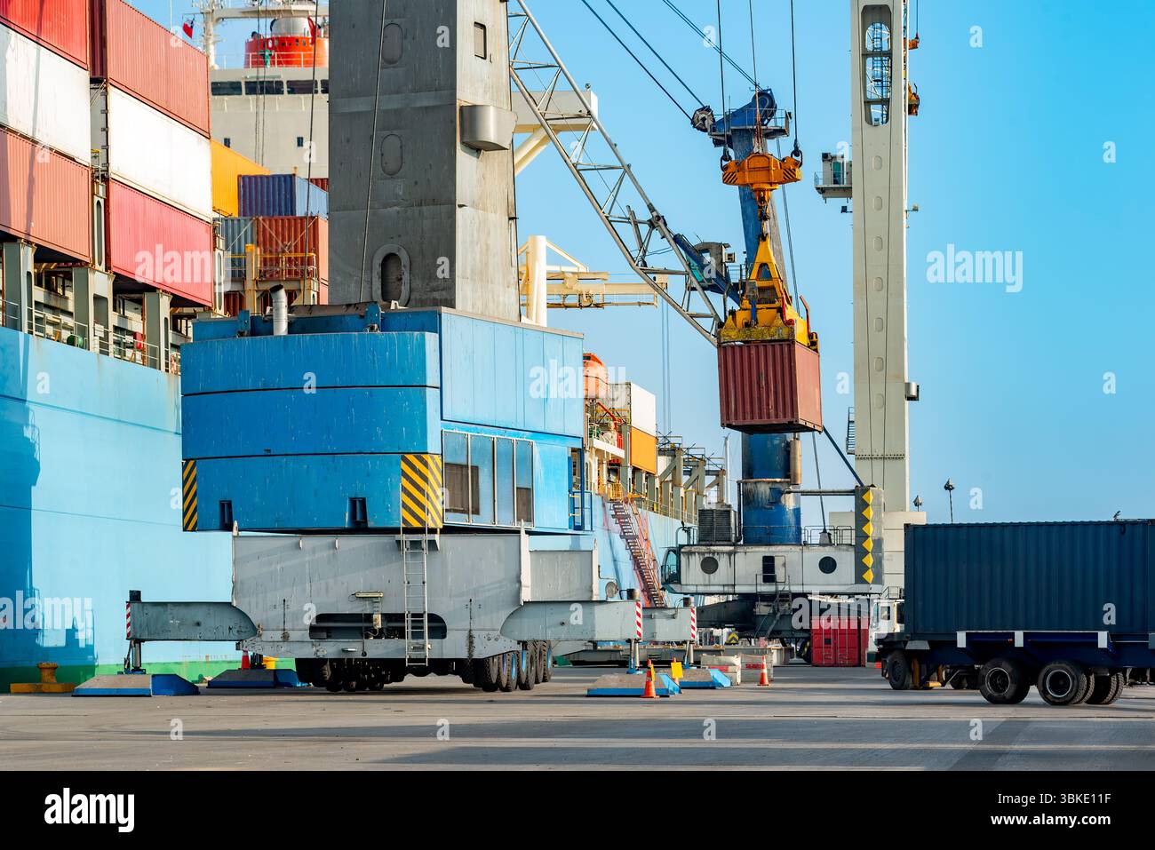 Chargement et déchargement de conteneurs au port d'Iquique, Chili, montrant de grandes grues et un navire de charge en action. Banque D'Images