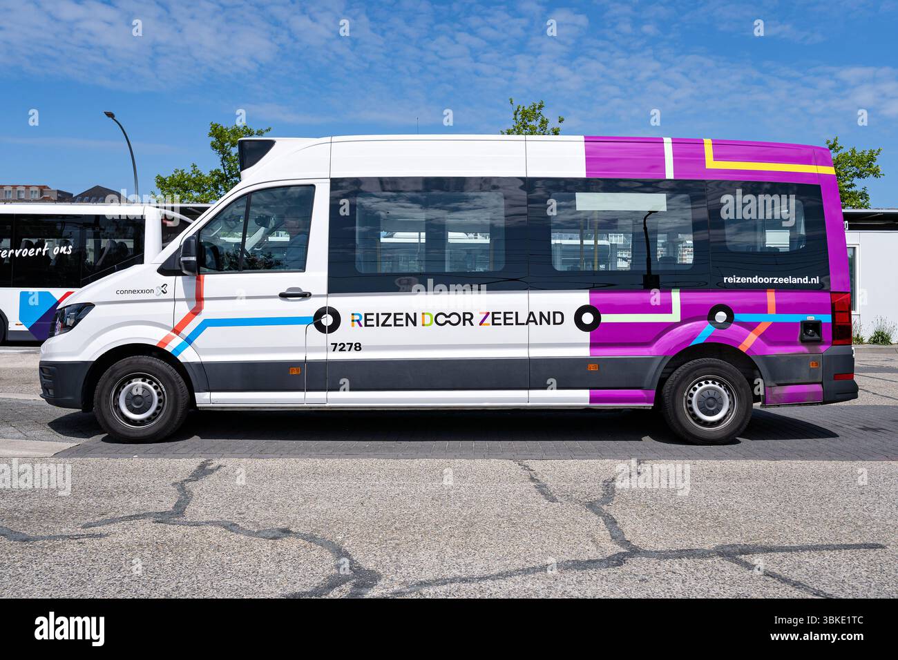 Connexxion Reizen porte Zeeland Volkswagen Crafter bus à la gare de Middelburg Banque D'Images