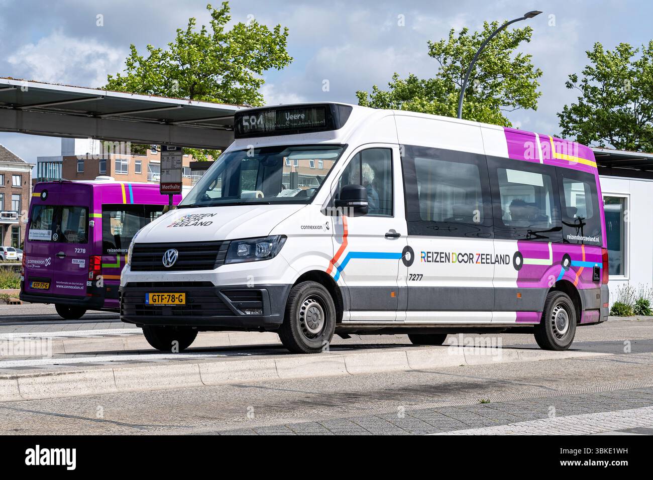 Connexxion Reizen porte Zeeland Volkswagen Crafter bus à la gare de Middelburg Banque D'Images