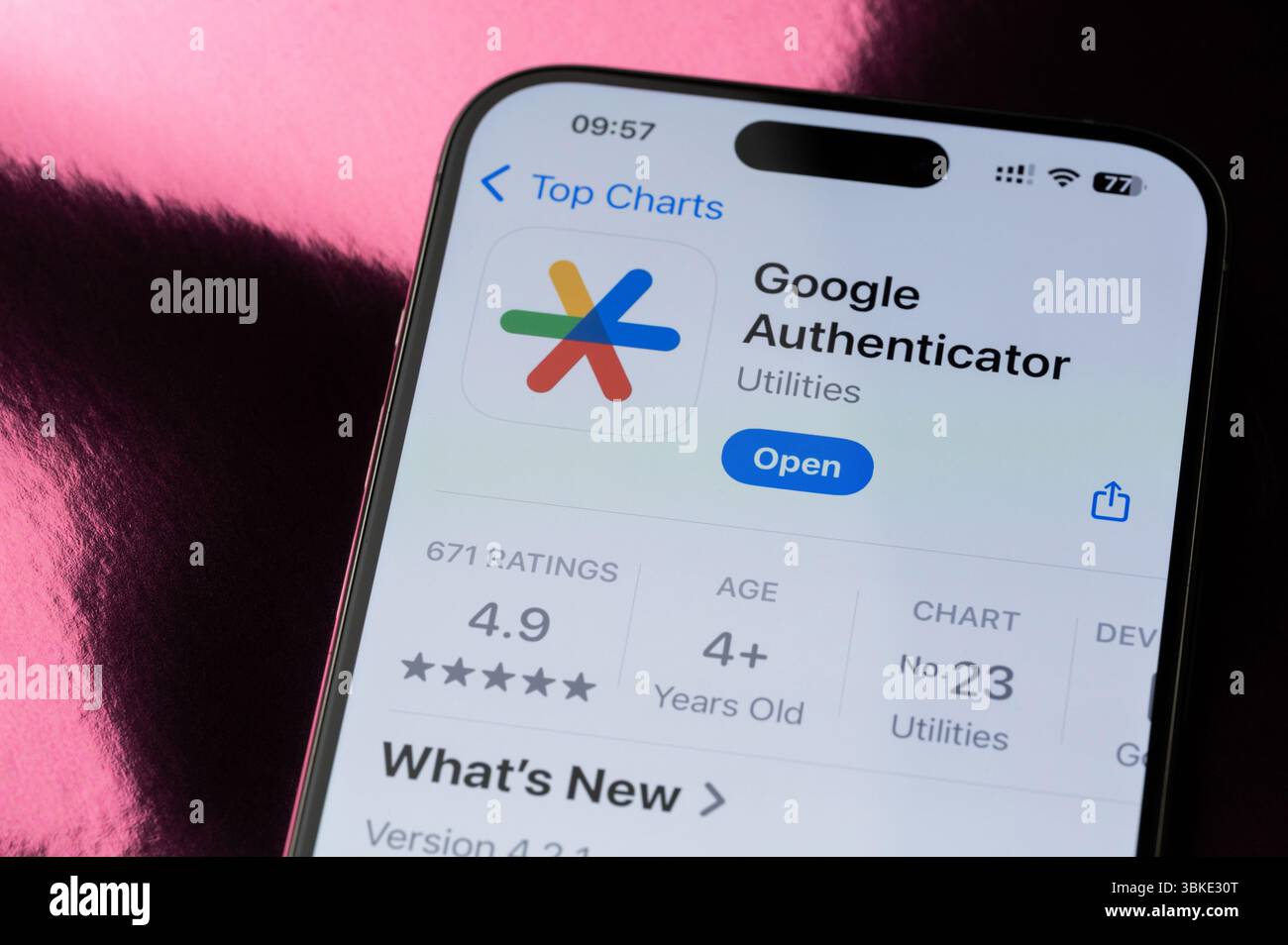 New York, États-Unis - 22 mai 2025 : Google Authenticator application mobile classement sur l'écran du smartphone gros plan macro Banque D'Images
