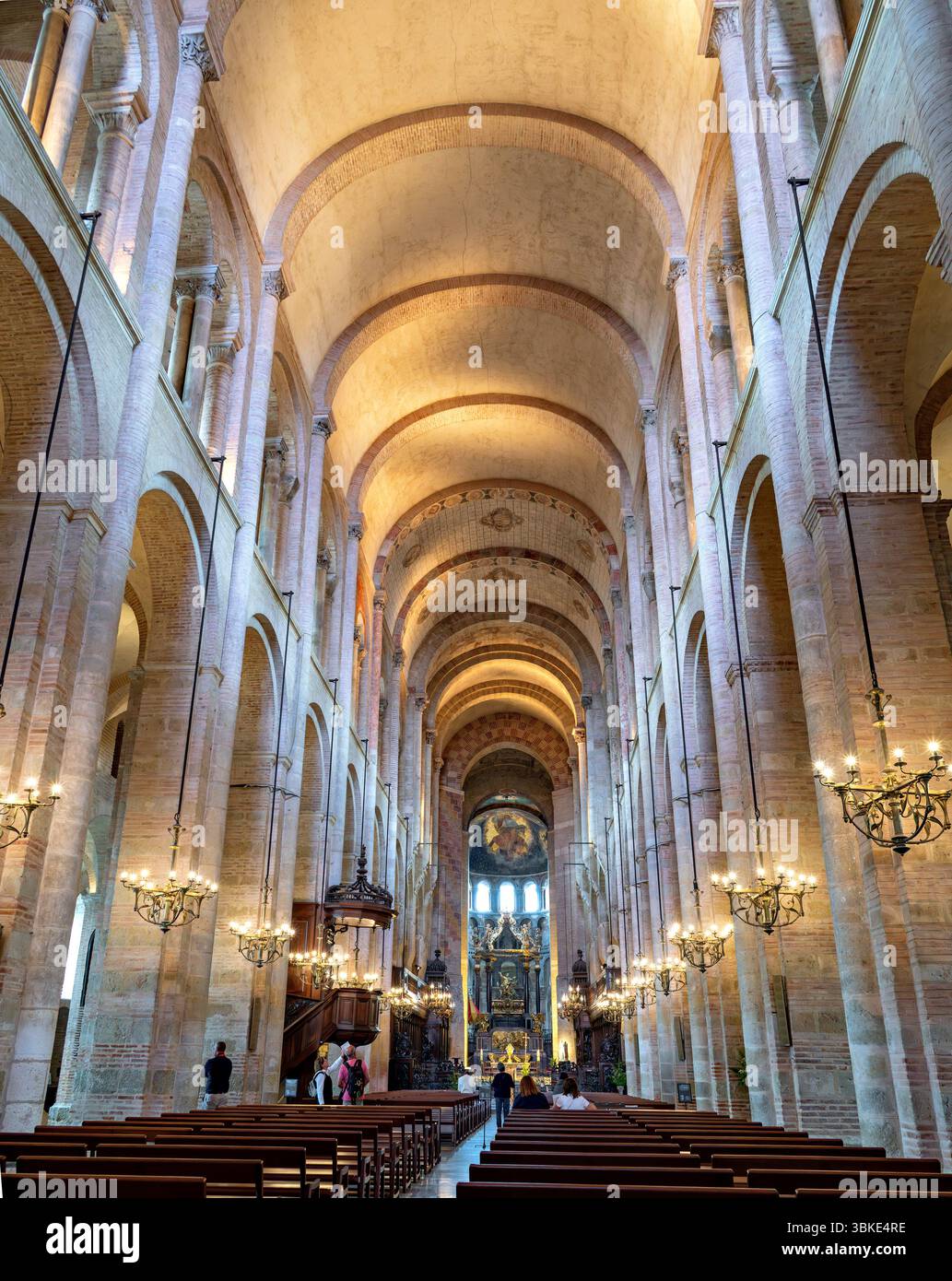 Vue à travers l'intérieur de la basilique Saint-Etienne à Cahors, France Banque D'Images