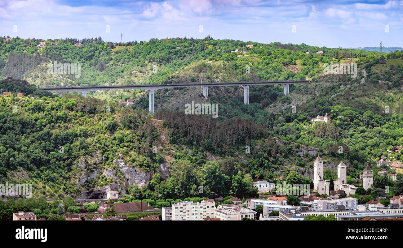 Paysage au-dessus de la ville de Cahors avec pont de l’autoroute A20 (L’Occitane), France Banque D'Images