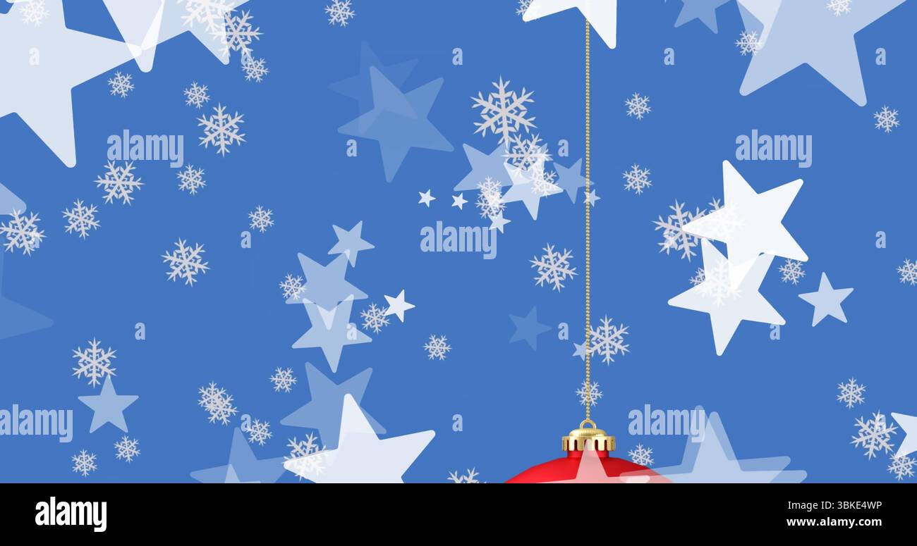 Boule de Noël rouge suspendue brillante dans un fond de vacances avec des étoiles blanches givrées et des flocons de neige Banque D'Images