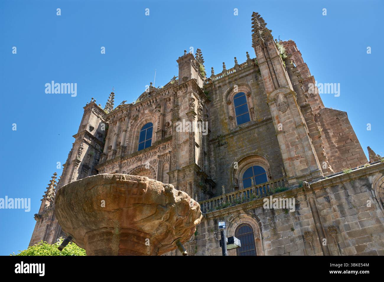 La façade impressionnante de la cathédrale de Santa Maria de Plasencia s'élève majestueusement sous un ciel bleu clair, révélant une riche combinaison de gothique A. Banque D'Images