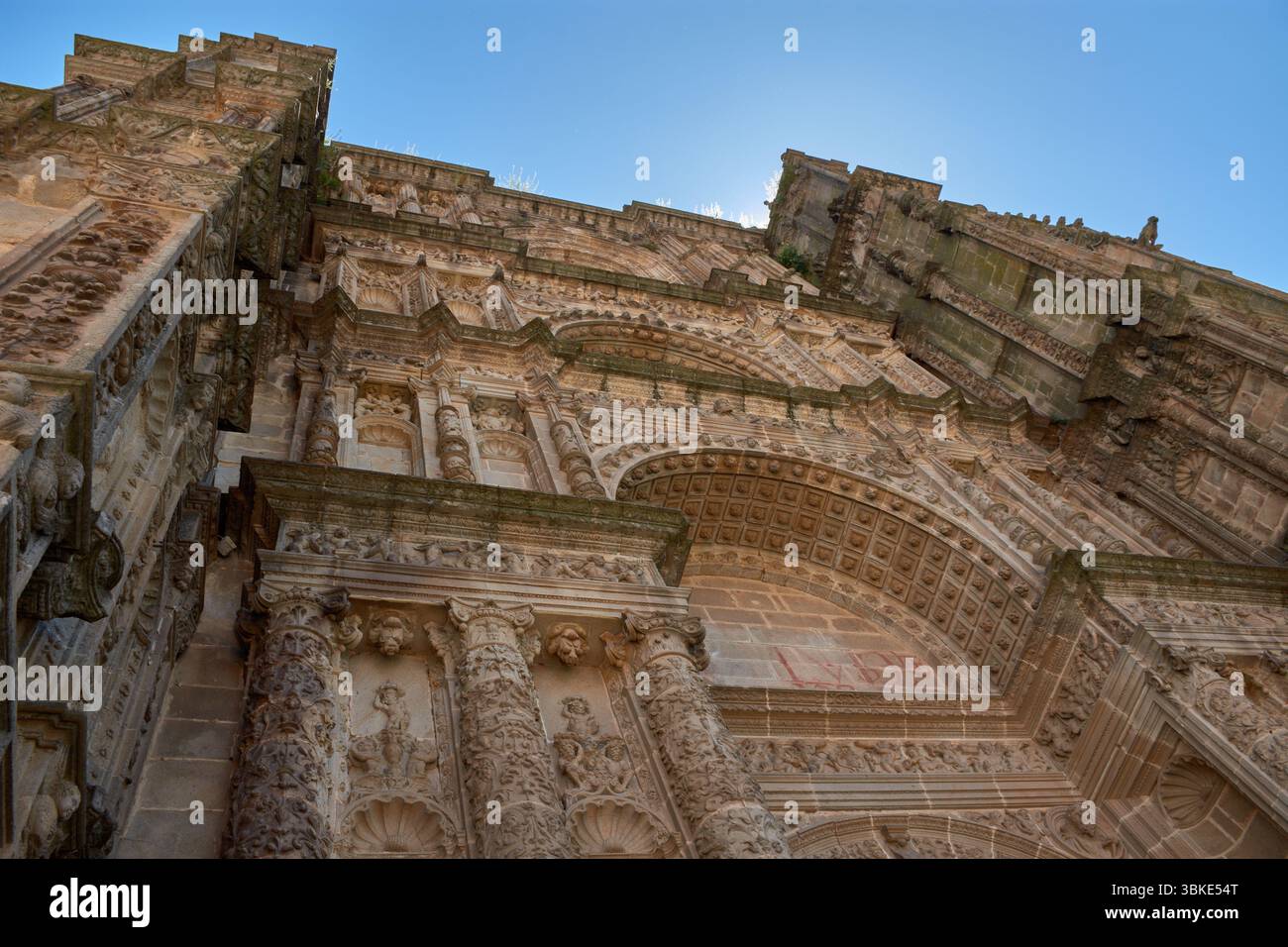 La façade impressionnante de la cathédrale de Santa Maria de Plasencia s'élève majestueusement sous un ciel bleu clair, révélant une riche combinaison de gothique A. Banque D'Images