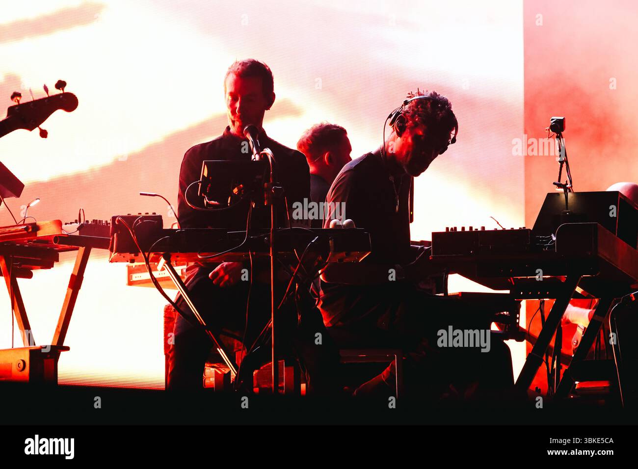 3D (Robert Del Naja) et Daddy G (Grant Marshall) de massive Attack se produisent en direct pendant le festival Unaltrofestival au Parco della Musica. Banque D'Images