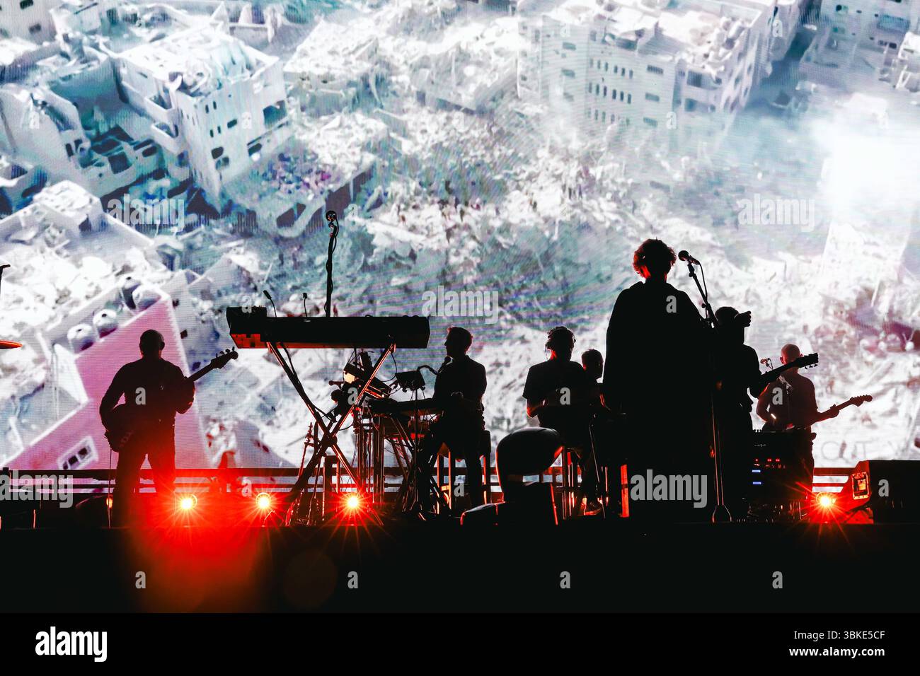 3D (Robert Del Naja) et Daddy G (Grant Marshall) de massive Attack se produisent en direct pendant le festival Unaltrofestival au Parco della Musica. Banque D'Images