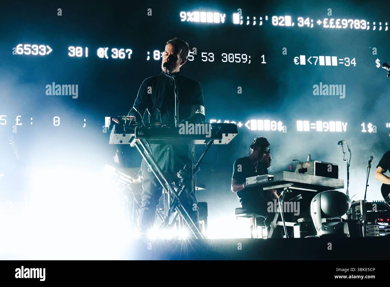 3D (Robert Del Naja) et Daddy G (Grant Marshall) de massive Attack se produisent en direct pendant le festival Unaltrofestival au Parco della Musica. Banque D'Images