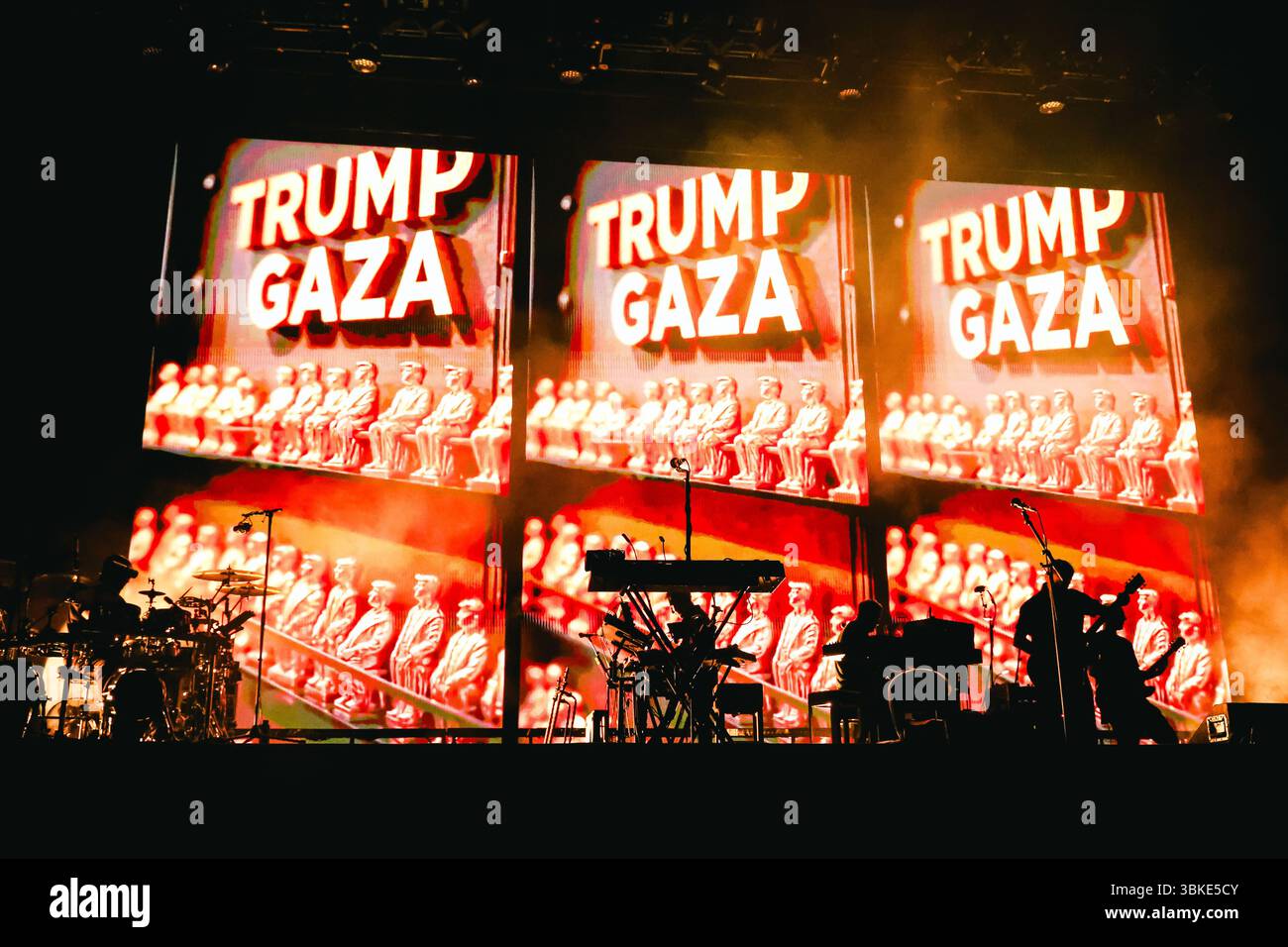 3D (Robert Del Naja) et Daddy G (Grant Marshall) de massive Attack se produisent en direct pendant le festival Unaltrofestival au Parco della Musica. Banque D'Images