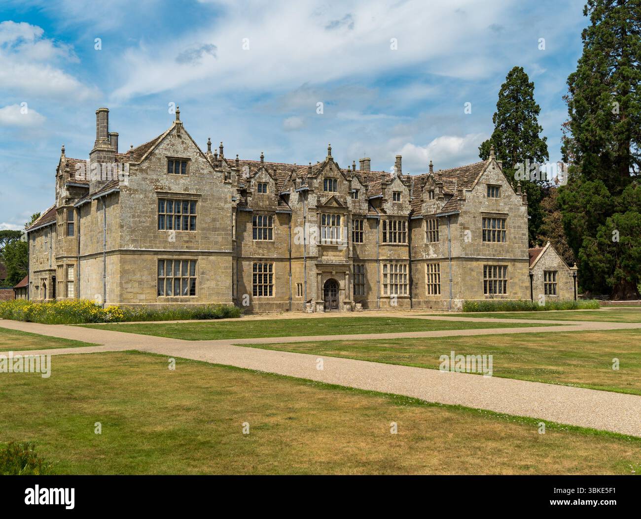 RHS Wakehurst place House, West Sussex, Angleterre, Royaume-Uni par une journée ensoleillée avec un ciel bleu en juin. Banque D'Images