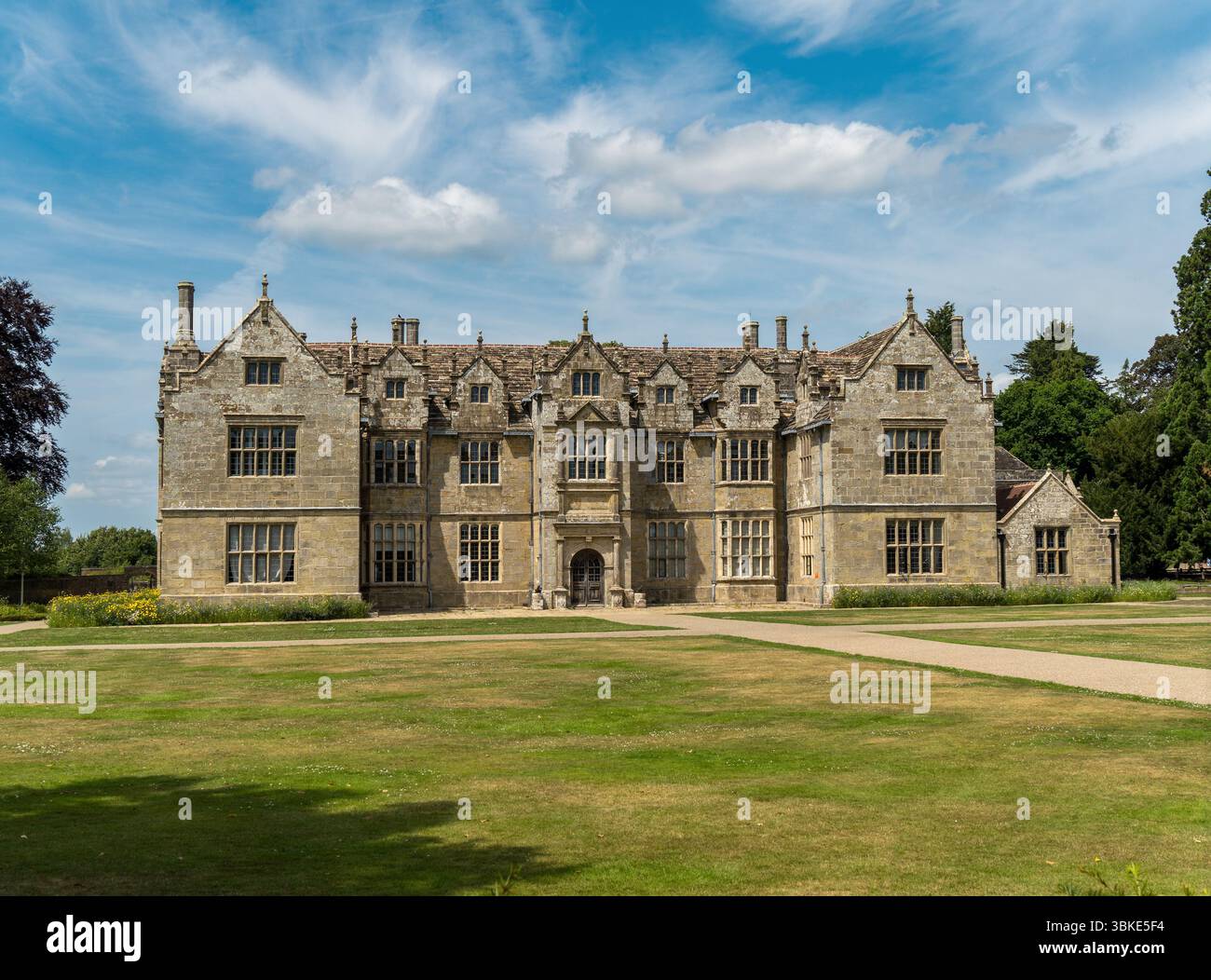 RHS Wakehurst place House, West Sussex, Angleterre, Royaume-Uni par une journée ensoleillée avec un ciel bleu en juin. Banque D'Images
