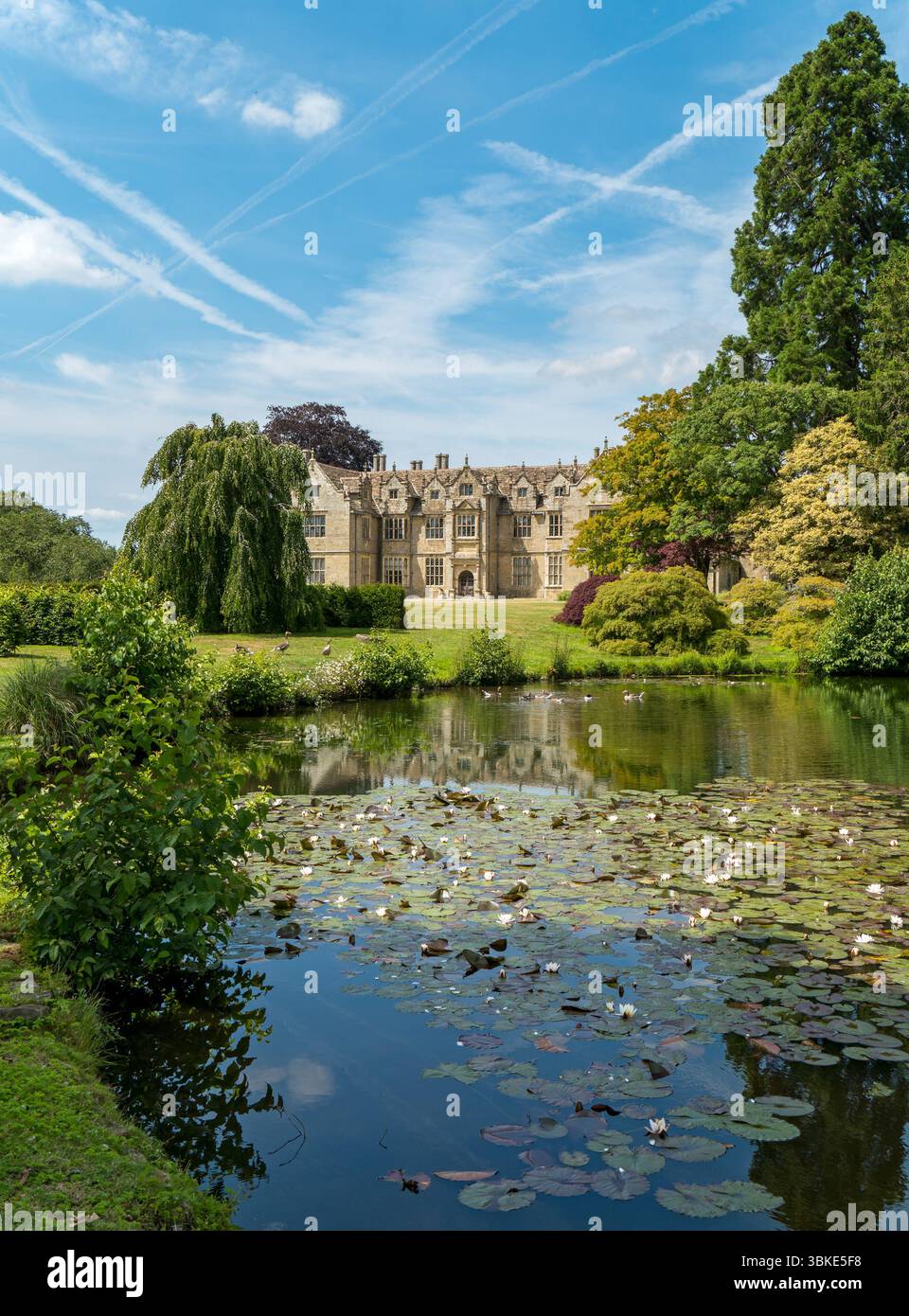 RHS Wakehurst place House, West Sussex, Angleterre, Royaume-Uni par une journée ensoleillée avec un ciel bleu en juin. Banque D'Images