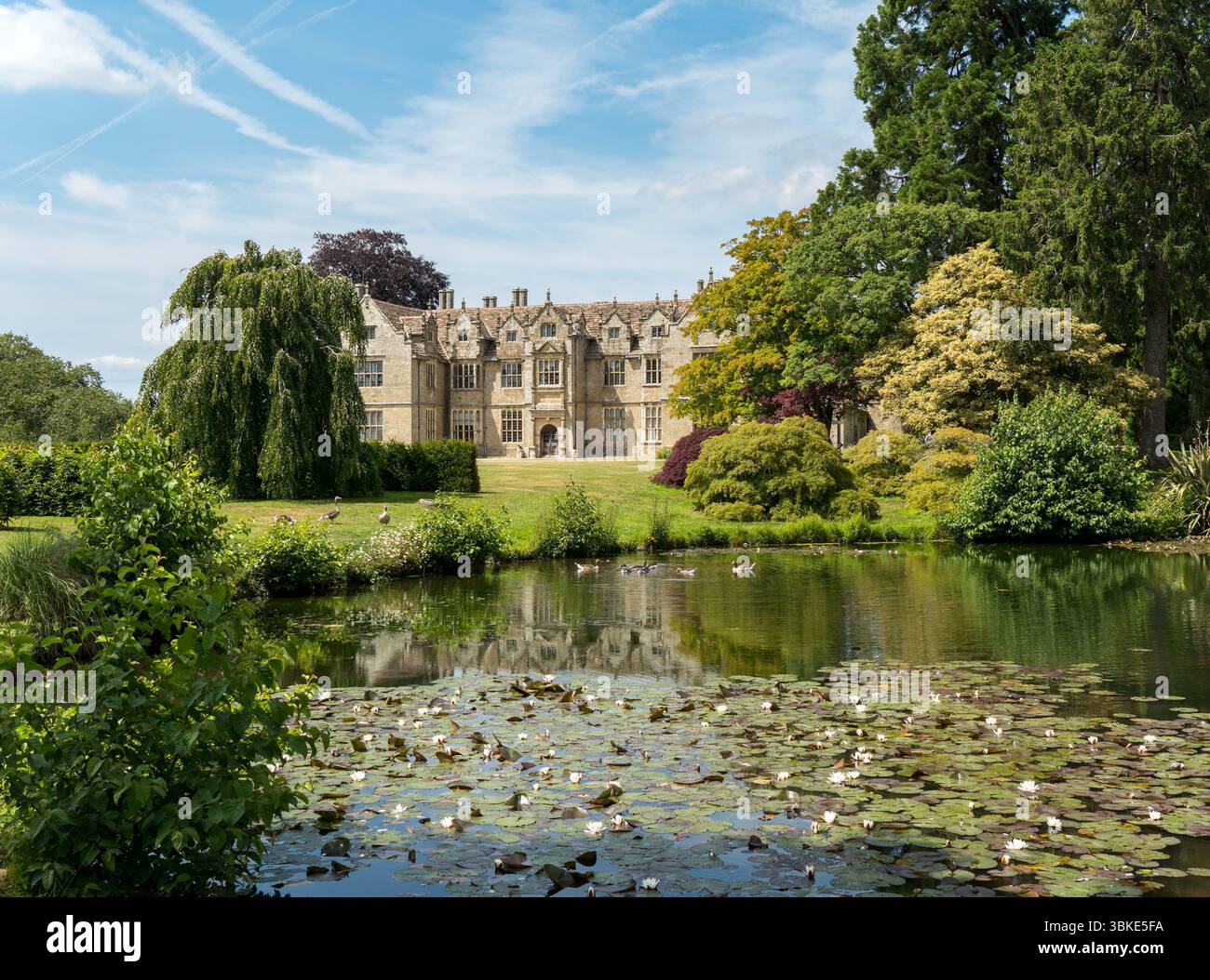 RHS Wakehurst place House, West Sussex, Angleterre, Royaume-Uni par une journée ensoleillée avec un ciel bleu en juin. Banque D'Images