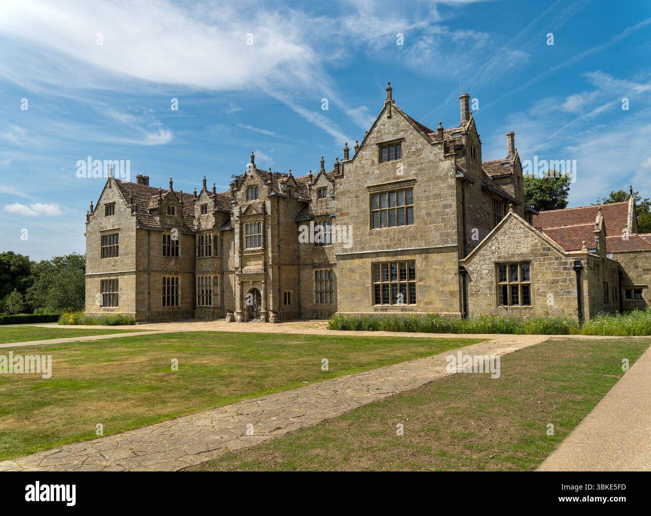 RHS Wakehurst place House, West Sussex, Angleterre, Royaume-Uni par une journée ensoleillée avec un ciel bleu en juin. Banque D'Images