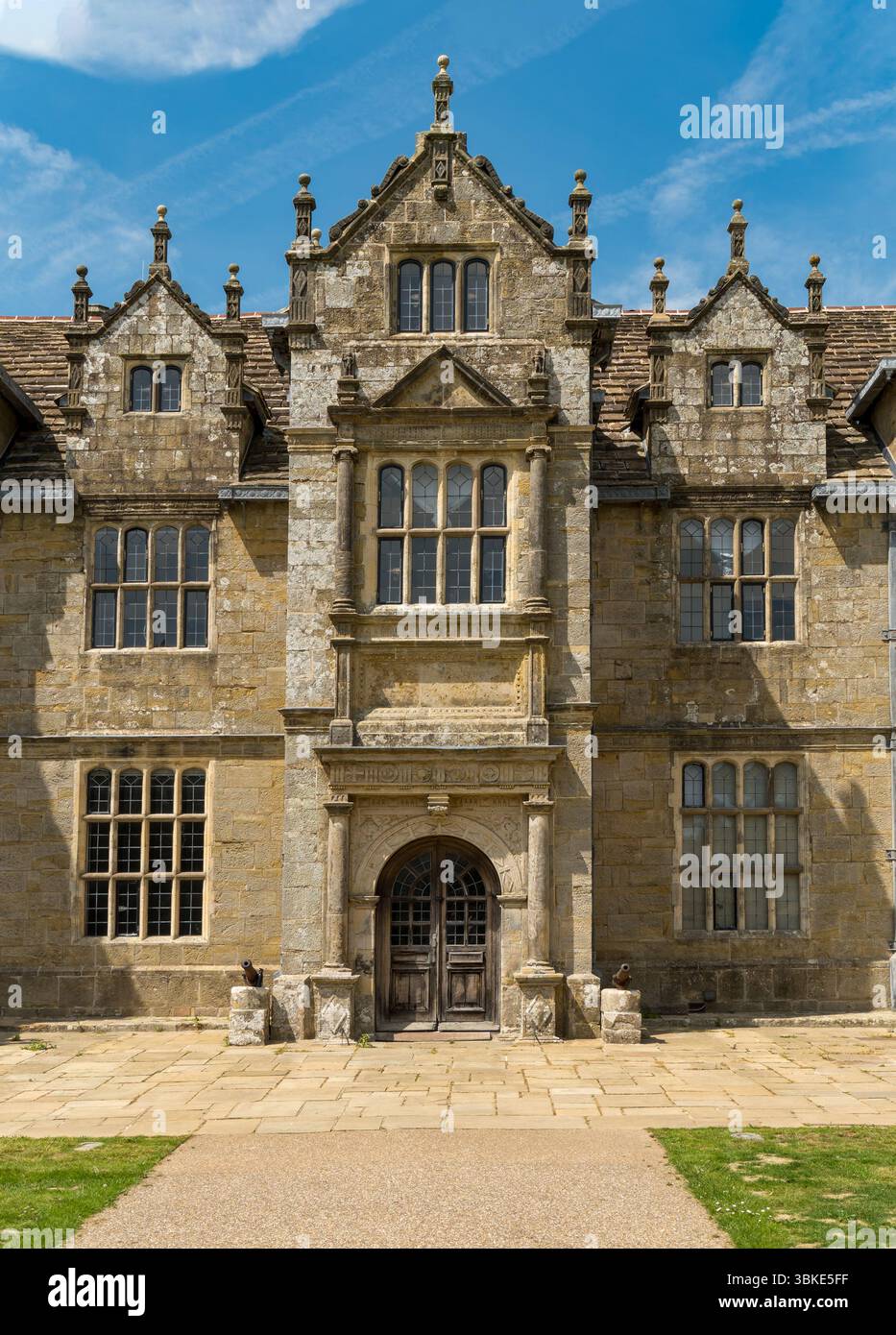 RHS Wakehurst place House, West Sussex, Angleterre, Royaume-Uni par une journée ensoleillée avec un ciel bleu en juin. Banque D'Images