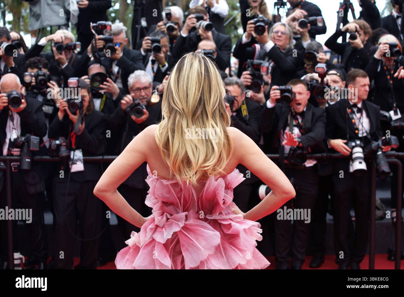 Le mannequin allemand Heidi Klum sur le tapis rouge à l'ouverture du Festival de Cannes 2025. Banque D'Images