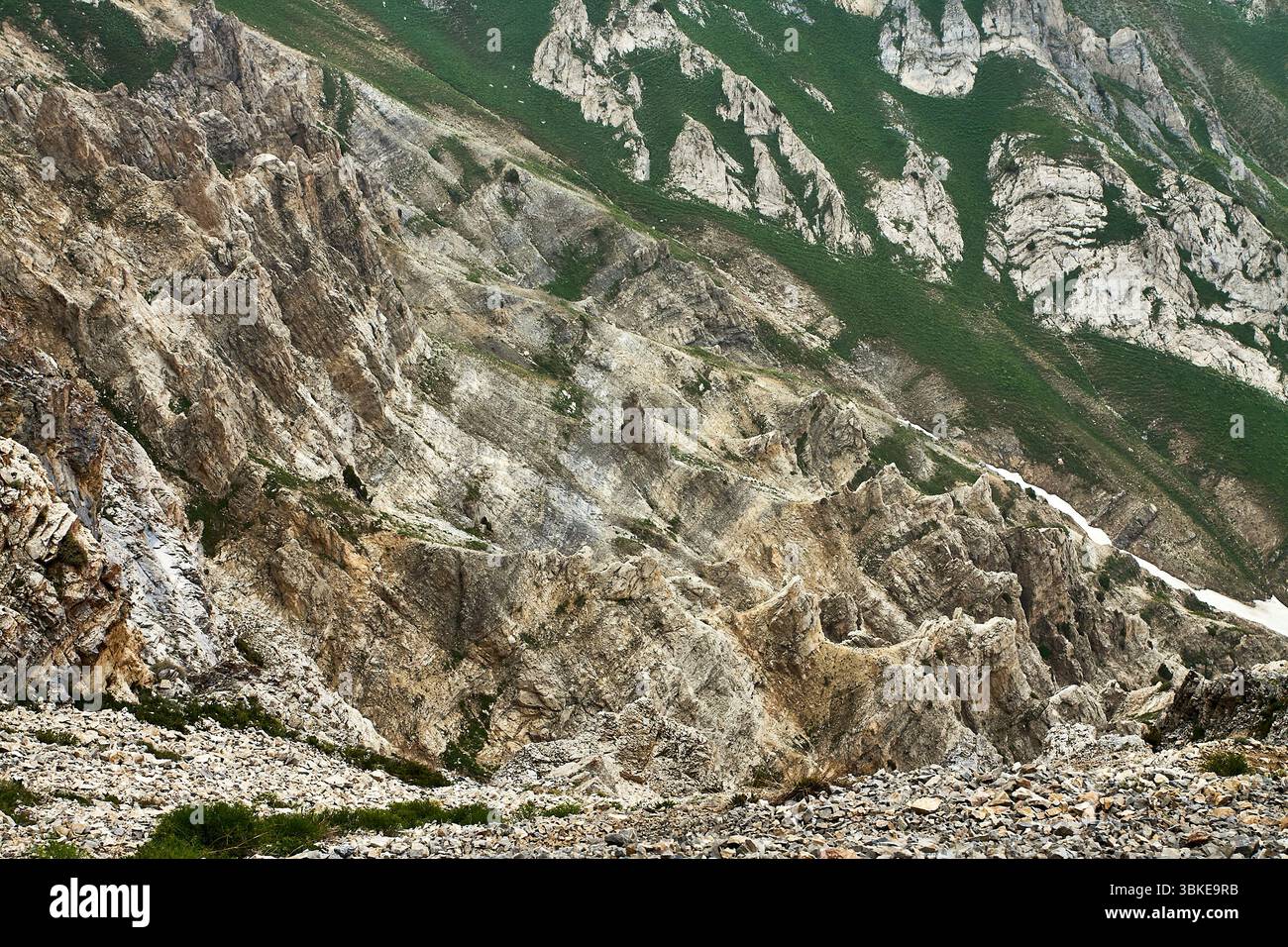 Paysage de montagne majestueux. Arêtes vives, en partie dans la brume. Des rochers accidentés aux pentes verdoyantes. La nature sauvage de la région de Tachkent, Ouzbékistan Banque D'Images