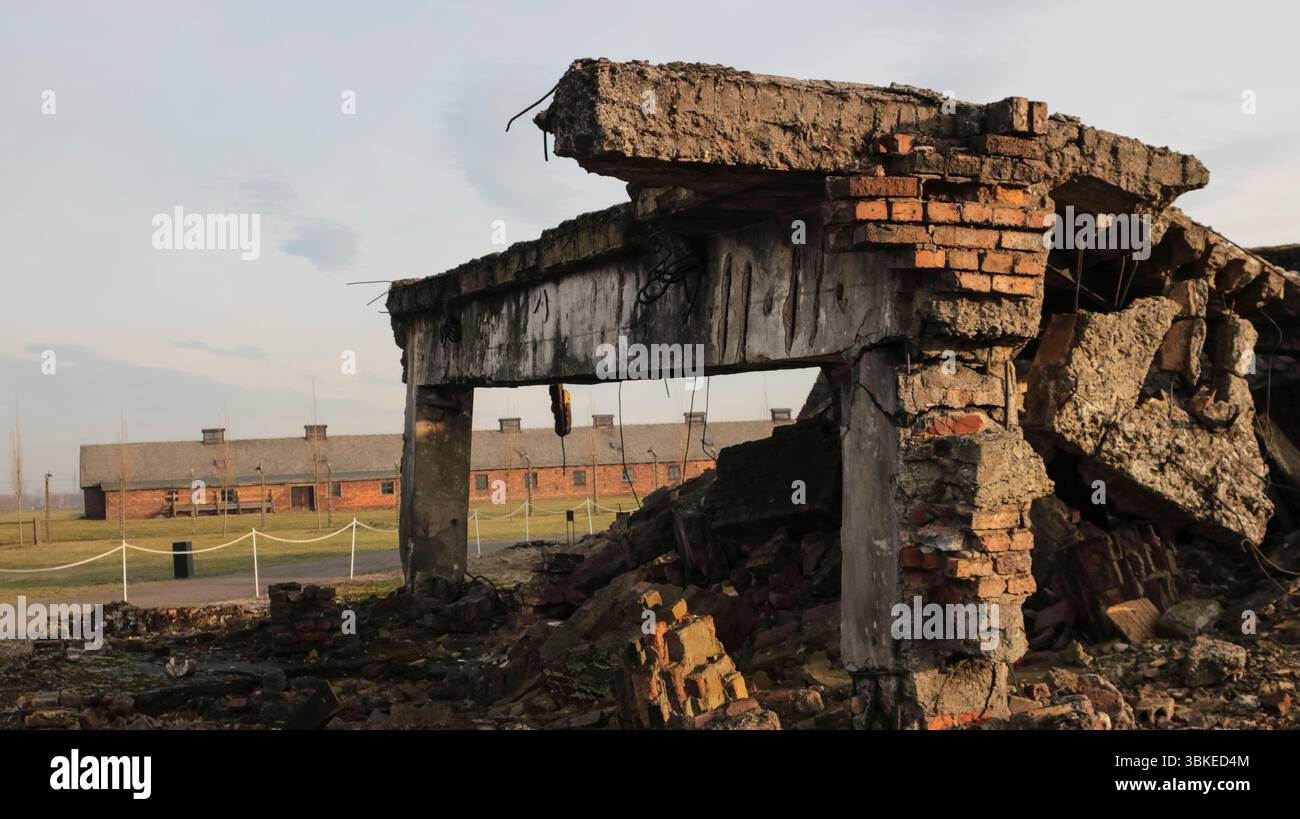 Ruines de la chambre à gaz au camp de la mort à Birkenau Banque D'Images
