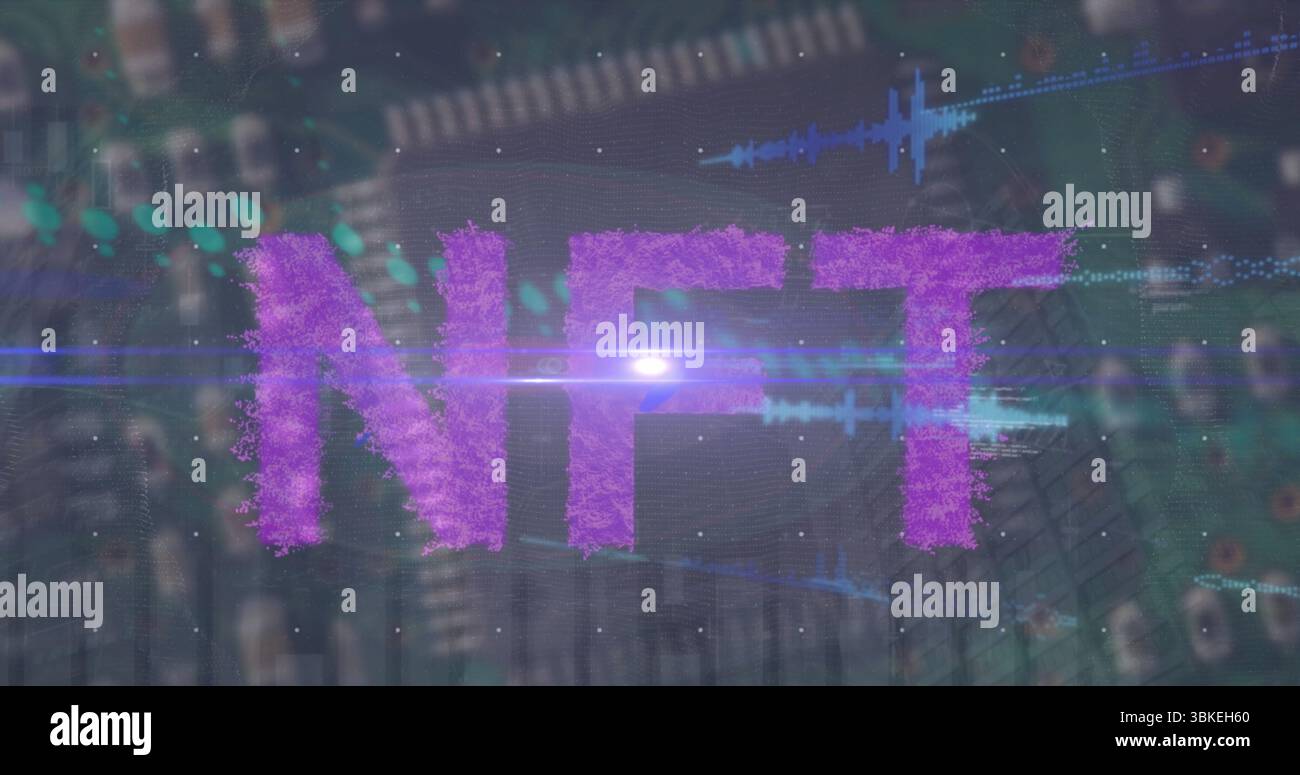 Lettres NFT violettes flottantes sur carte de circuit imprimé floue, avec code binaire, formes d'onde, lumière parasite Banque D'Images