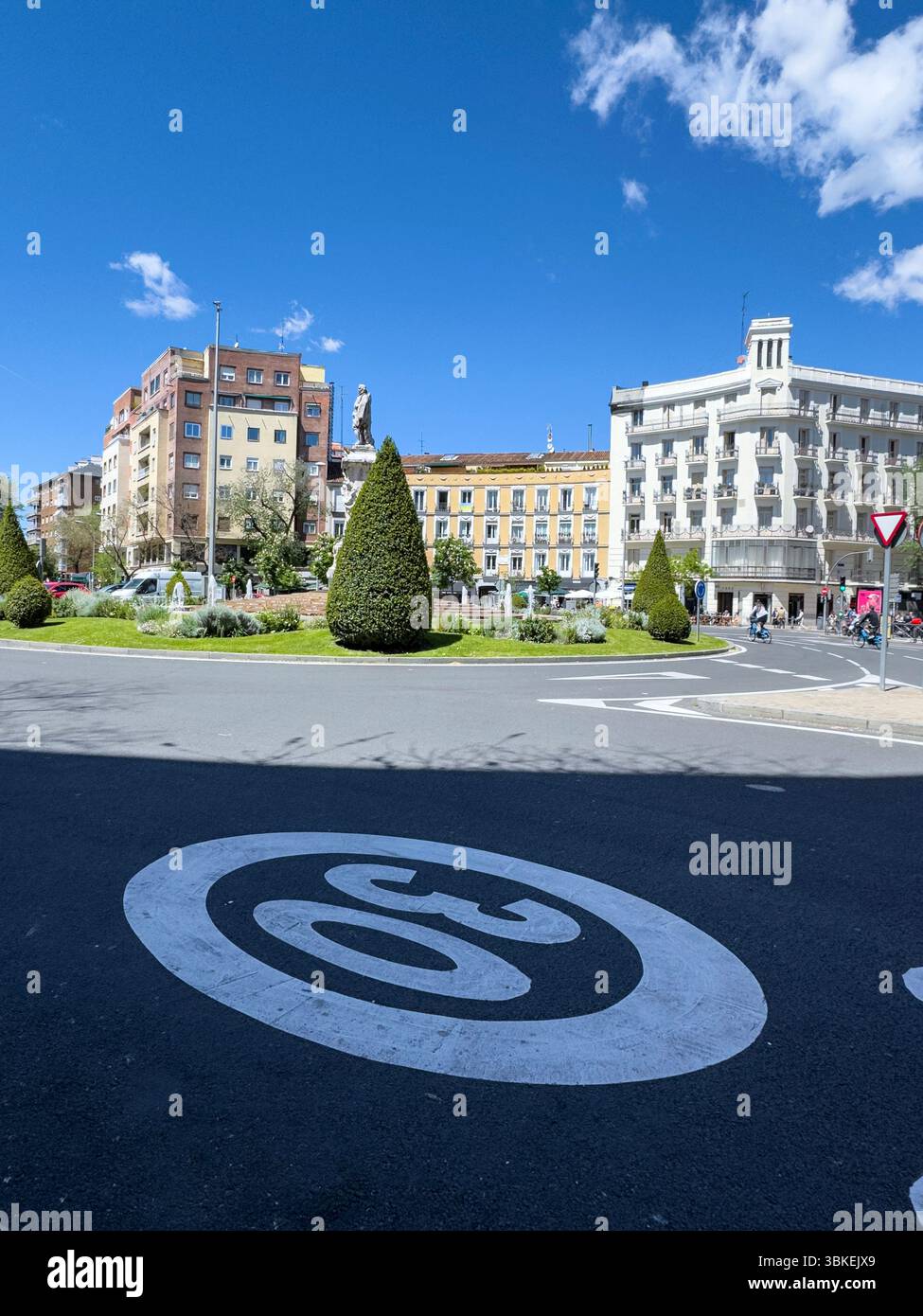 30 panneau de limitation de vitesse sur la route, Glorieta de Quevedo, Chamberi, Madrid , Espagne - Image de stock capturée avec un smartphone