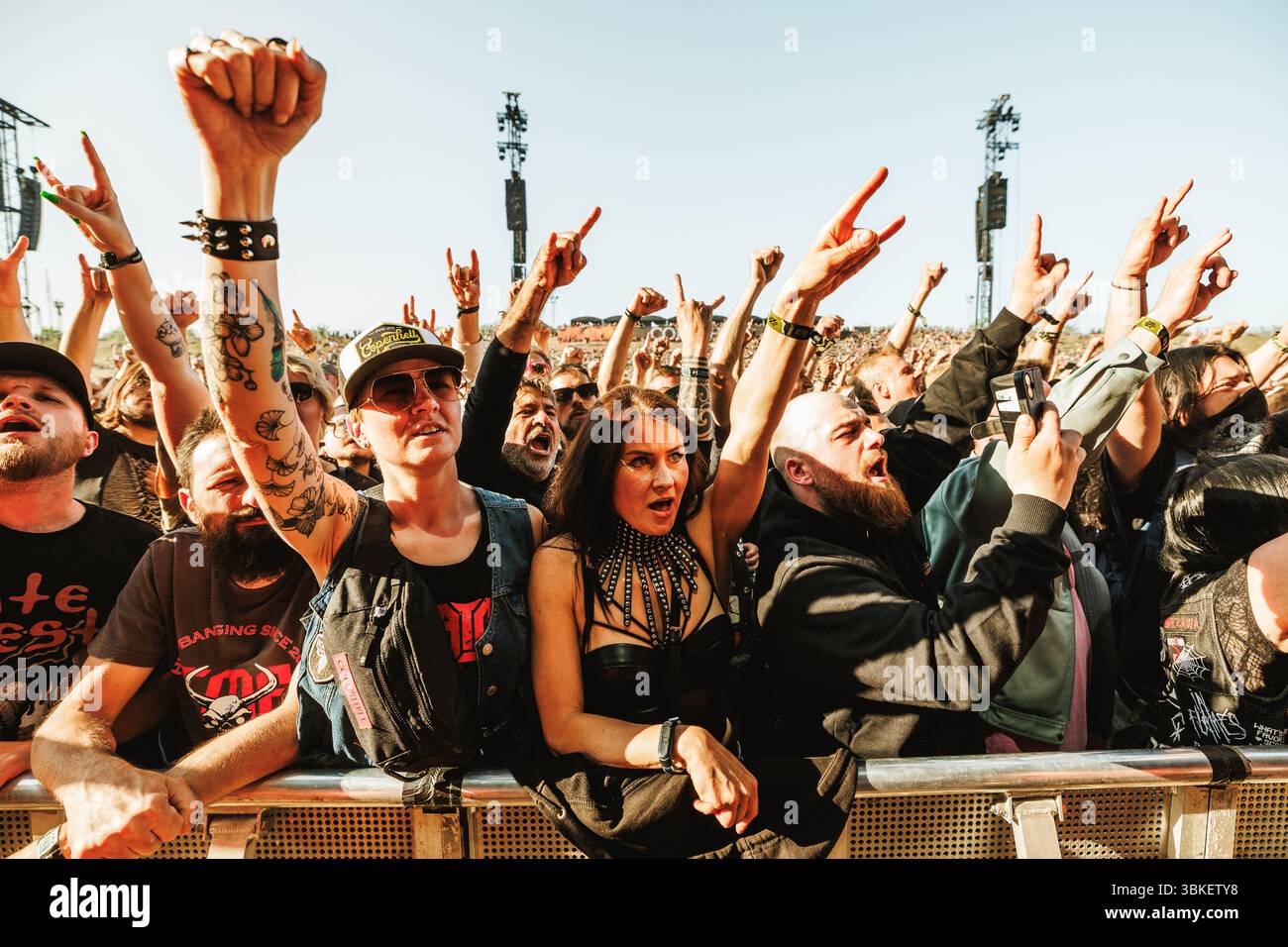 Copenhague, Danemark. 20 juin 2025. Des festivaliers vus lors d'un concert live avec le groupe de thrash metal allemand Kreator au festival danois de heavy metal Copenhagen 2025. Crédit : Gonzales photo/Alamy Live News Banque D'Images Copenhague, Danemark. 20 juin 2025. Des festivaliers vus lors d'un concert live avec le groupe de thrash metal allemand Kreator au festival danois de heavy metal Copenhagen 2025. Crédit : Gonzales photo/Alamy Live News Banque D'Images
