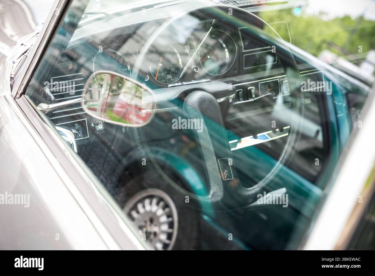 BERLIN – 10 MAI 2025 : vue intérieure à travers la fenêtre latérale de la Citroën DS23 classique avec des reflets en verre. Exposition Classic Days Berlin. Banque D'Images
