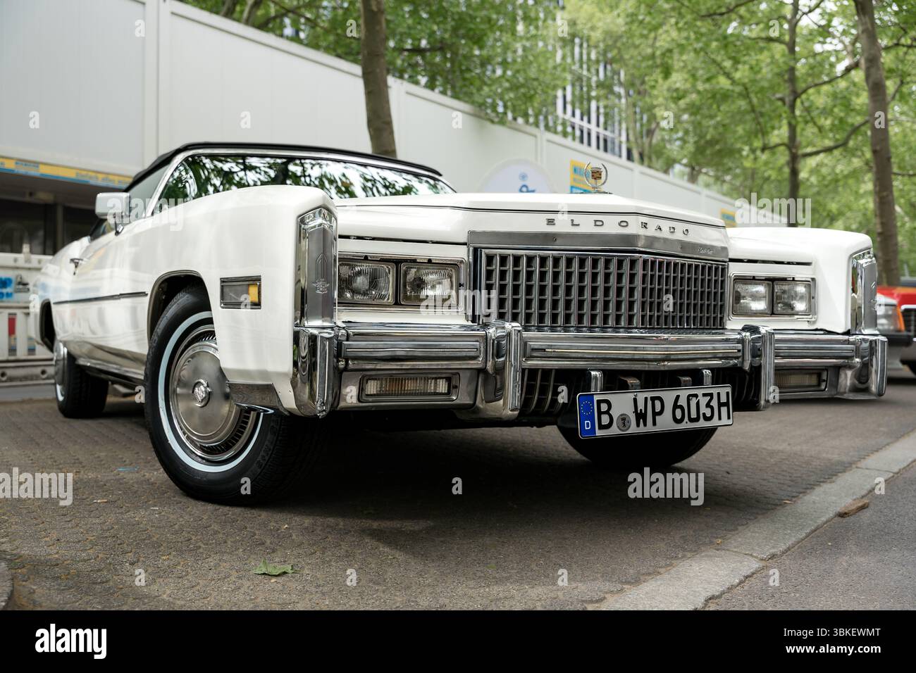 BERLIN – 10 MAI 2025 : Cadillac Fleetwood Eldorado Cabriolet de luxe (1971) au salon Classic Days Berlin. Yacht terrestre américain classique. Banque D'Images