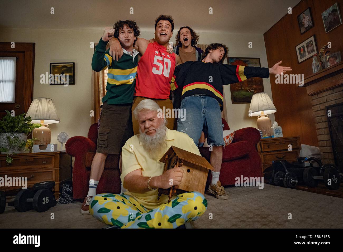 DATE DE SORTIE : 25 juillet 2025. TITRE : Happy Gilmore 2. STUDIO : Netflix. RÉALISATEUR : Kyle Newacheck. INTRIGUE : poursuite de la série Happy Gilmore. EN VEDETTE : PHILIP SCHNEIDER dans le rôle de Bobby, MAXWELL FRIEDMAN dans le rôle de Gordie, ETHAN CUTKOSKY dans le rôle de Wayne, CONOR SHERRY dans le rôle de Terry et JOHN DALY dans le rôle de John Daly. (Crédit image : © Netflix/Entertainment Pictures/ZUMAPRESS.com) USAGE ÉDITORIAL SEULEMENT ! Non destiné à UN USAGE commercial ! Banque D'Images