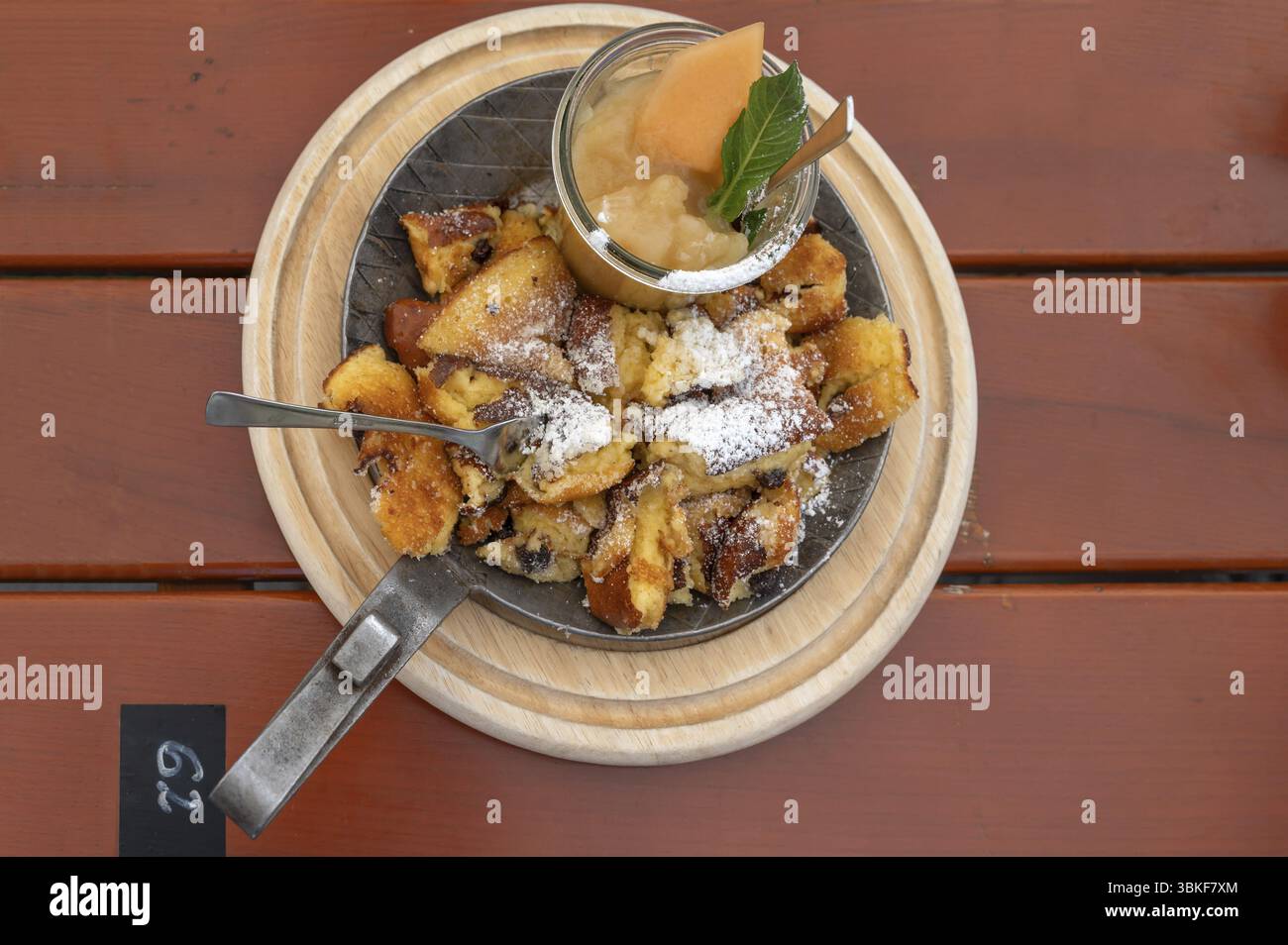 Kaiserschmarrn à la sauce aux pommes servie dans une petite casserole, Franconie, Bavière, Allemagne, Europe Banque D'Images