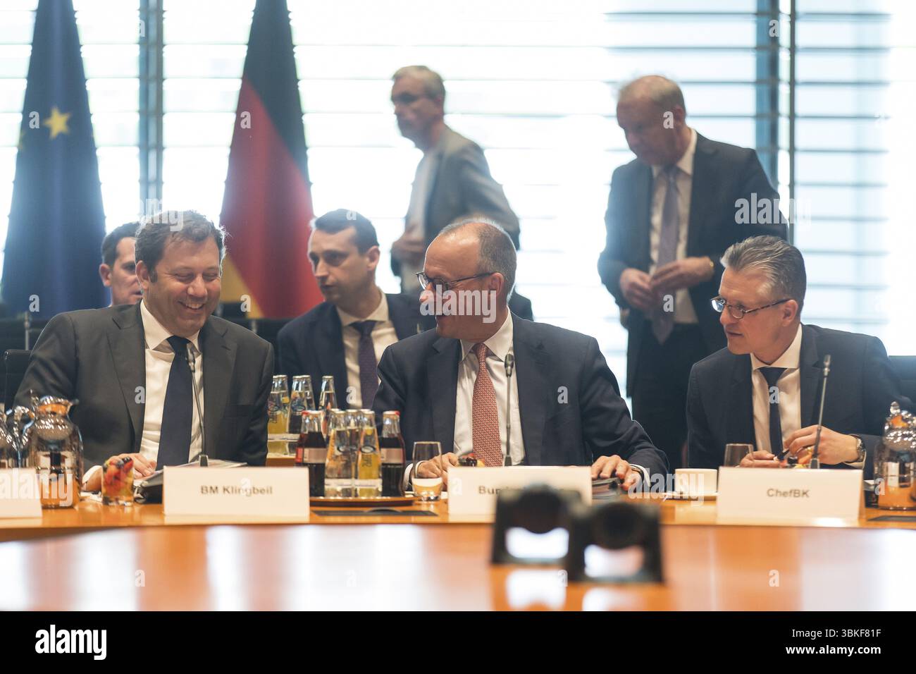Lars Klingbeil (SPD, vice-chancelier et ministre fédéral des Finances), Friedrich Merz (CDU, chancelier fédéral) et Thorsten Frei (CDU, ministre fédéral des Finances) Banque D'Images