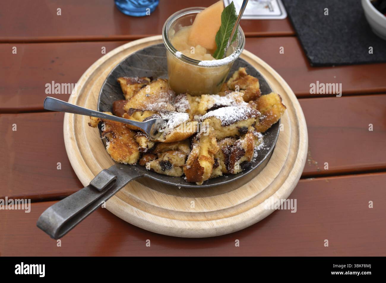 Kaiserschmarrn à la sauce aux pommes servie dans une petite casserole, Franconie, Bavière, Allemagne, Europe Banque D'Images