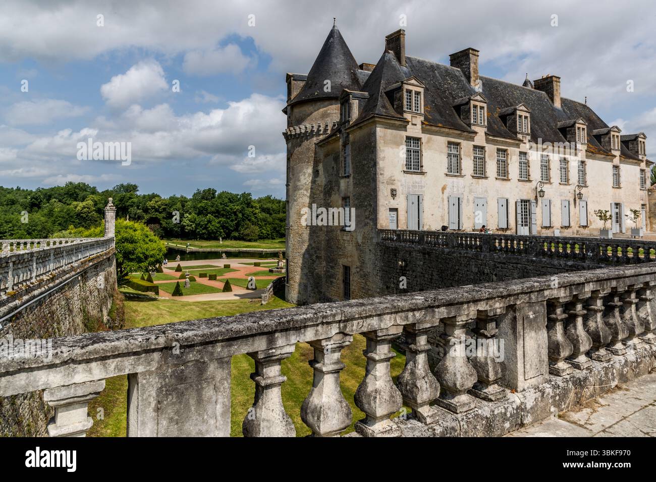 Le Château de la Roche Courbon sur la Charente est aujourd’hui une destination touristique populaire, notamment en raison de ses célèbres jardins à la française. Rue de la belle au bois dormant, Saint-Porchaire, Nouvelle-Aquitaine, France Banque D'Images