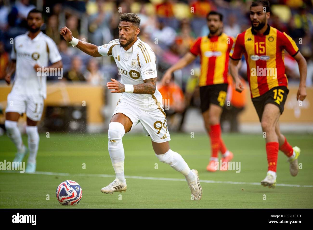 Nashville, Tennessee, États-Unis. 20 juin 2025. L'attaquant du LAFC Denis Bouanga (99 ans) gère le ballon contre espérance sportive de Tunisie lors de la première moitié de leur match de Coupe du monde des clubs de la FIFA à Nashville. (Crédit image : © Camden Hall/ZUMA Press Wire) USAGE ÉDITORIAL SEULEMENT ! Non destiné à UN USAGE commercial ! Banque D'Images