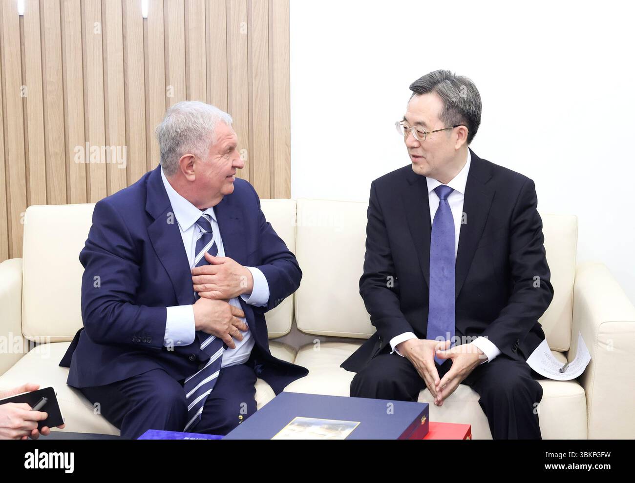 Pétersbourg, Russie. 20 juin 2025. Le vice-premier ministre chinois Ding Xuexiang, également membre du Comité permanent du Bureau politique du Comité central du Parti communiste chinois, rencontre Igor Sechin, directeur général de la compagnie pétrolière russe Rosneft, en marge du 28e Forum économique international de Petersburg à Petersburg, Russie, le 20 juin 2025. Crédit : Pang Xinglei/Xinhua/Alamy Live News Banque D'Images