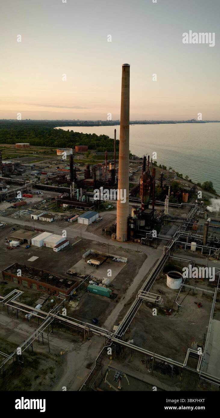 La force industrielle dans les moindres détails — un regard de plus près sur l'usine Petro-Canada, où l'énergie rencontre la précision technique Banque D'Images