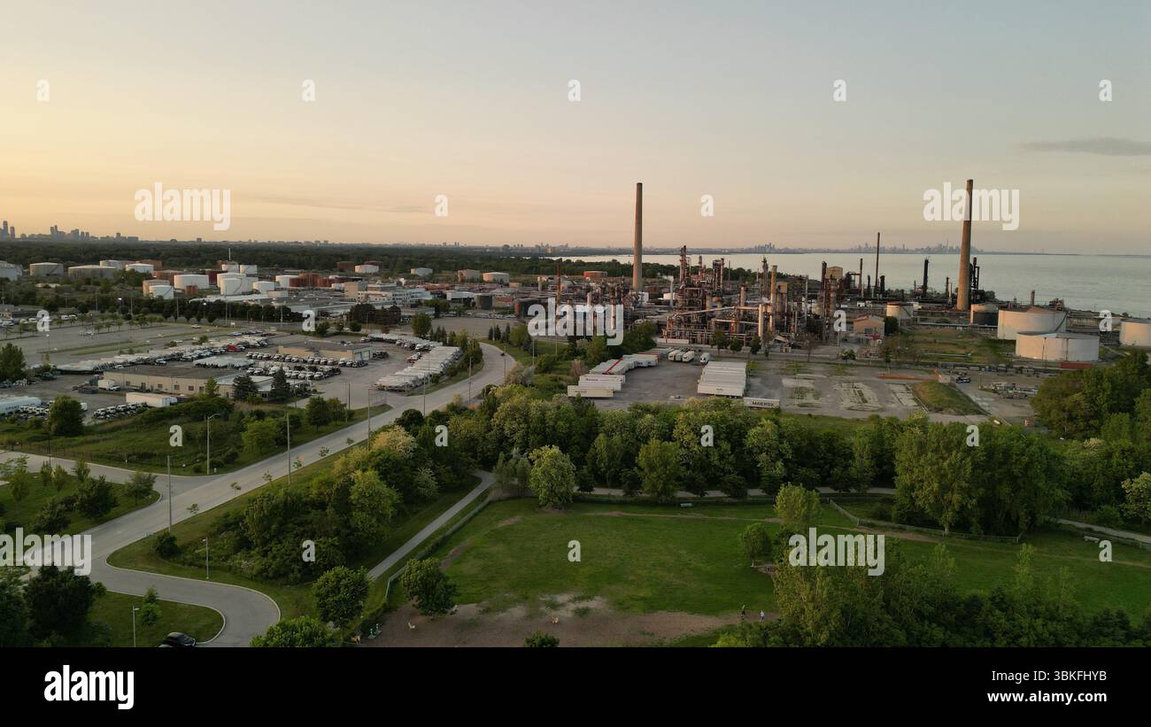 La force industrielle dans les moindres détails — un regard de plus près sur l'usine Petro-Canada, où l'énergie rencontre la précision technique Banque D'Images
