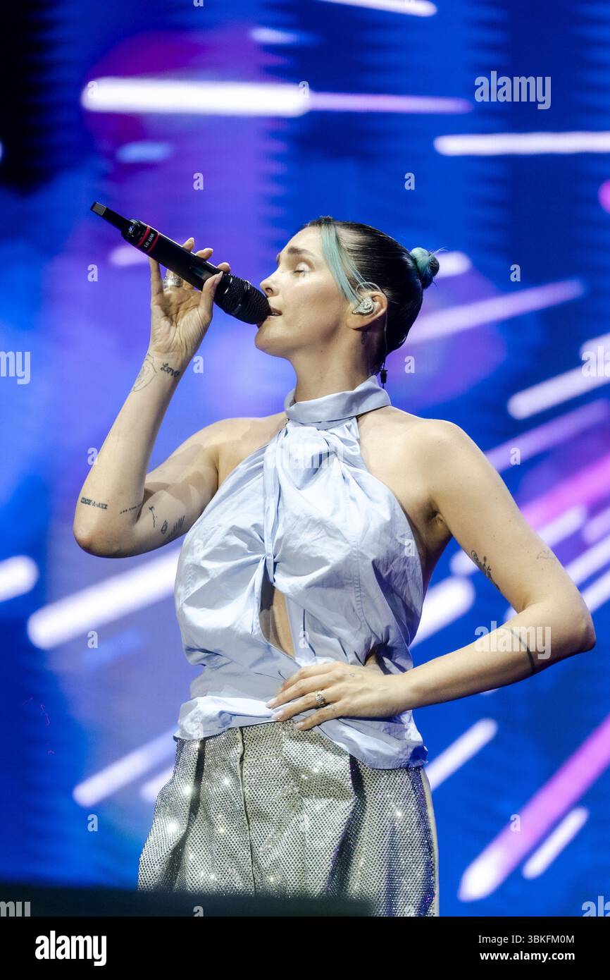 Gênes accueille, pour la troisième année consécutive, l’un des événements estivaux les plus attendus : le Festival d’été 105, le grand festival de musique live d’été. Le vendredi 20 juin, la Piazza della Vittoria sera une nouvelle fois transformée en scène à ciel ouvert pour une soirée de divertissement, d’énergie et de plaisir. L'événement commence à 21h. Remarque : l'accès à la salle de concert est uniquement possible du côté de la via Cadorna (voir le plan dans les informations de service). La soirée débutera avec un DJ set de Radio 105, puis laissera place à une sélection de grands invités : Annalisa, Cioffi, Dani Faiv, El ma, Fabio Rovazzi, FO Banque D'Images