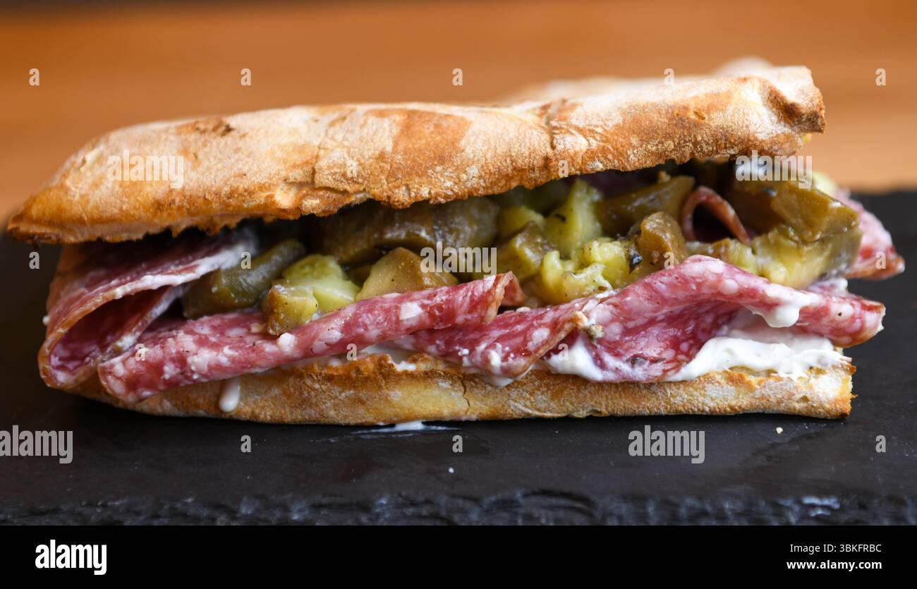 Sandwich ciabatta avec salami et concombres marinés Banque D'Images
