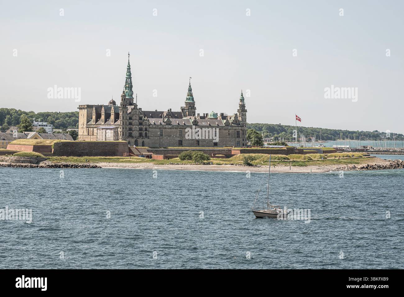 Château de Kronborg à Helsingør, forteresse Renaissance emblématique du Danemark avec un voilier sur la mer bleue dans le détroit de Øresund – un site de l’UNESCO, Danemark, Banque D'Images