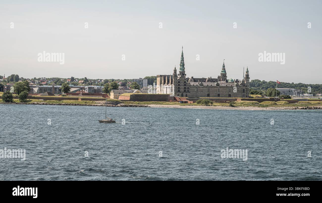 Vue panoramique du château de Kronborg à Helsingør, forteresse Renaissance emblématique du Danemark et demeure légendaire de Hamlet, près du détroit de Øresund, Danemark, juin Banque D'Images